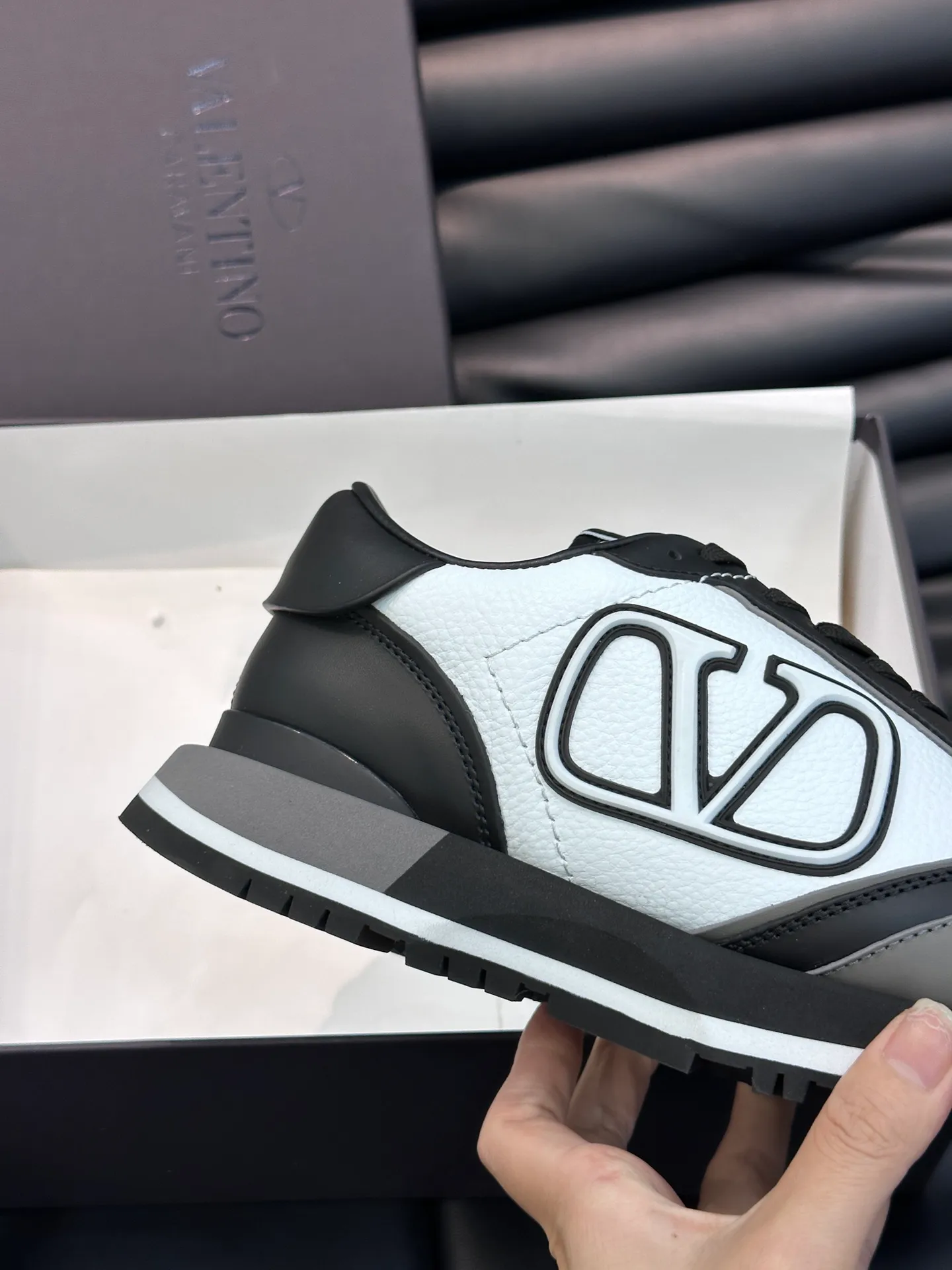 P540💰 Product trademark: VALENTINO "Valentino" Regular size: 38-44 [45 customized] Product material: Warren men's casual sports shoes, made of imported first-layer cowhide, with brand emblem on the tongue, rivet rubber outsole, non-slip, wear-resistant and shock-absorbing, cowhide lining foot pads, comfortable and breathable, with original box packaging equation bag!